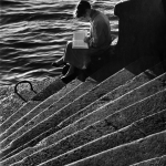 Personne lisant au bord de l'eau