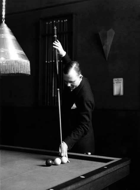 AKG1004974.webp Homme Jouant au Billard – Image 1