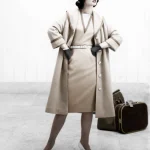 Femme élégante en manteau beige avec valises vintage