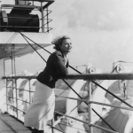 Femme en tenue élégante sur le pont d'un bateau