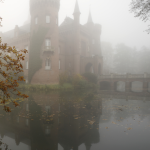 Château en Brique dans la Brume