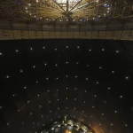 Vue intérieure d'un dôme industriel illuminé