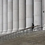 Personne devant des colonnes majestueuses