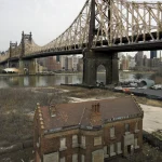 Pont Suspendu au-dessus d'une Maison Abandonnée