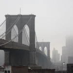Pont de Brooklyn un jour de brume