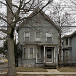 Vieille maison abandonnée avec façade délabrée en hiver