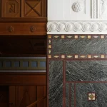 Intérieur d'une architecture classique avec éléments en bois et marbre