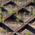 Ancienne installation industrielle avec végétation envahissante