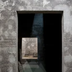 Fenêtre de béton avec vue intérieure industrielle