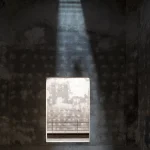 Fenêtre Éclairée dans une Salle Sombre