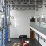 Intérieur d'un bâtiment à structure métallique avec sièges et piano