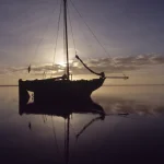 Voilier au coucher du soleil