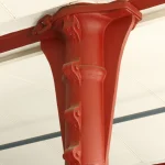 Pilier industriel rouge avec plafond blanc