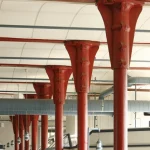 Colonnes rouges dans un espace industriel moderne