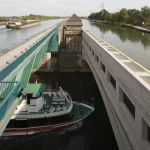 Écluse avec bâteaux sur un canal en Europe