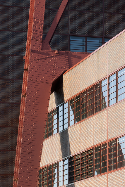 AKG1011103.webp Structure métallique rouge et façade en briques – Image 1