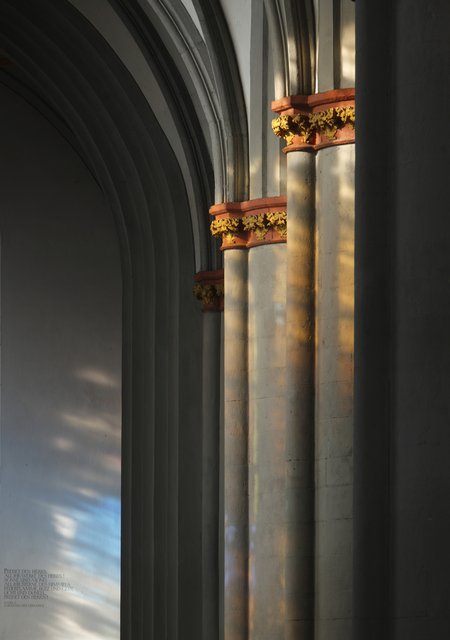 AKG1011251.webp Lumière de soleil à travers les colonnes d'une église – Image 1