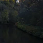 Pavillon en forêt au bord d'une rivière