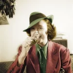 Femme élégante buvant un verre