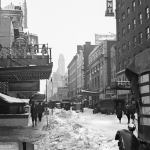 Rue enneigée en hiver avec voitures et piétons