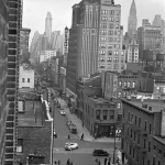 Vue plongeante sur une rue animée et des immeubles à New York