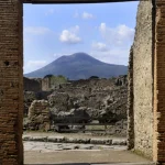 Vue du Vésuve à travers les ruines de Pompéi