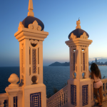 Vue sur la mer depuis une terrasse ornée au crépuscule