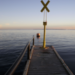 Quai avec balise au crépuscule