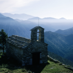 Chapelle en pierre sur une colline de montagne