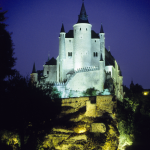Château médiéval illuminé de nuit