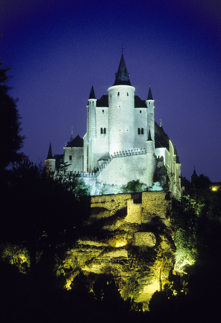 AKG1021272.webp Château médiéval illuminé de nuit – Image 1