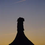 Silhouette d'une Statue au Crépuscule