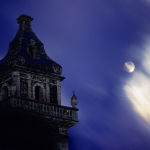 Clocher éclairé par la lune sous un ciel nocturne