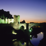 Pont médiéval illuminé au crépuscule