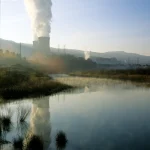 Centrale nucléaire avec fumée montant dans le ciel