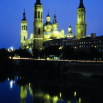 Cathédrale illuminée au bord de l'eau la nuit