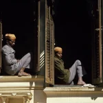 Deux hommes assis dans des fenêtres en Inde