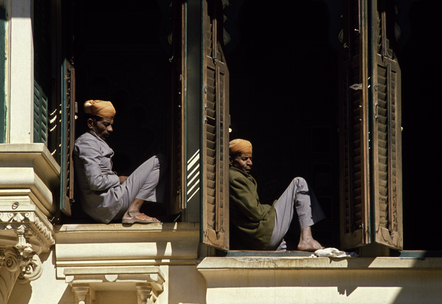 AKG1030468.webp Deux hommes assis dans des fenêtres en Inde – Image 1