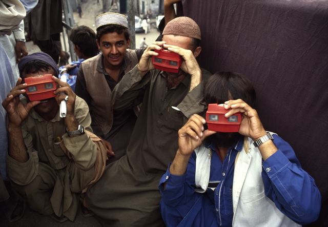 AKG1030474.webp Spectateurs utilisant des visionneuses rétro dans la rue – Image 1