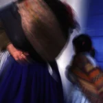 Femmes portant des sacs traditionnels colorés en mouvement