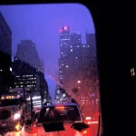 Trafic nocturne en ville sous la pluie