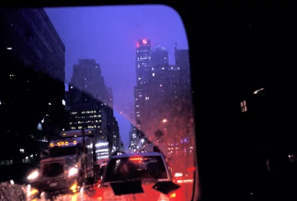 Trafic nocturne en ville sous la pluie