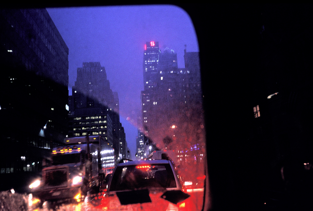 AKG1030564.webp Trafic nocturne en ville sous la pluie – Image 1