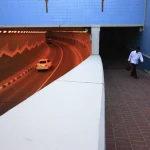 Tunnel routier coloré avec piéton sur le trottoir