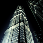 Gratte-ciel éclairé la nuit avec la lune visible