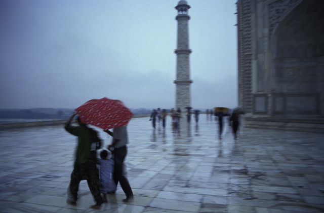 AKG1031038.webp Personnes avec parapluies près d'un minaret sous la pluie – Image 1