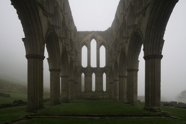 AKG1031174.webp Ruines gothiques dans la brume – Image 1