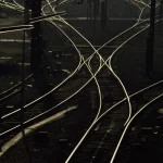 Réseaux Ferroviaires Entrelacés au Crépuscule