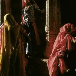 Femmes en tenue traditionnelle devant des colonnes anciennes