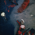 Lavage traditionnel de tissus rouges en bord de rivière